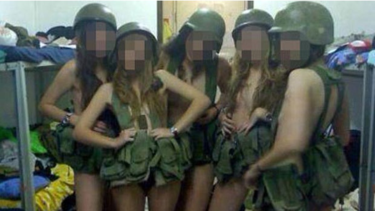 En av de bilder som lett till att militären nu förbjudit soldaterna att använda sociala medier i tjänst.